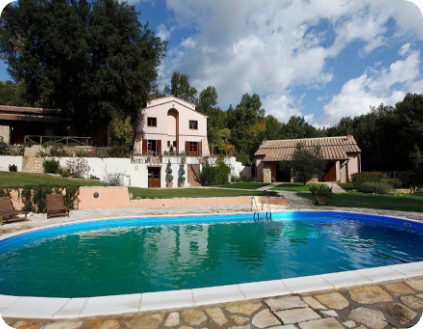 Piscina circondata da natura e case.