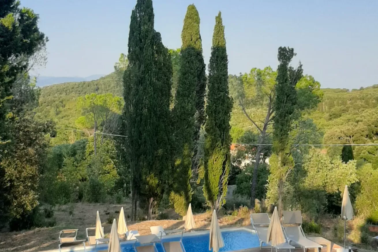 02-01-antenata-vista-piscina-cipressi-1