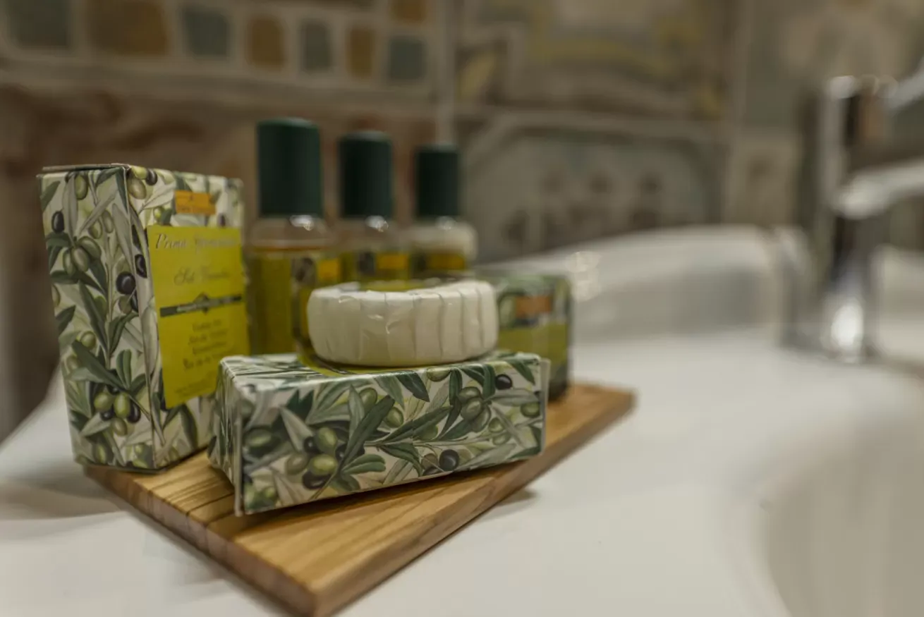 Set di prodotti cosmetici all’olio d’oliva su un vassoio di legno