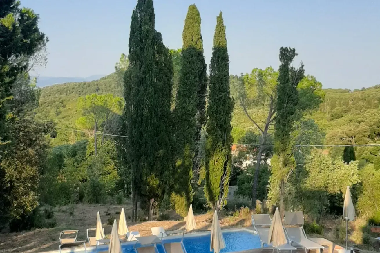 06-01-antenata-vista-piscina-cipressi-1