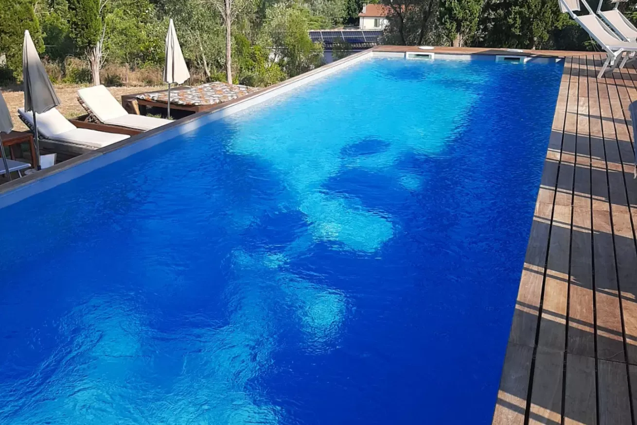 08-03-antenata-piscina-lettini-1