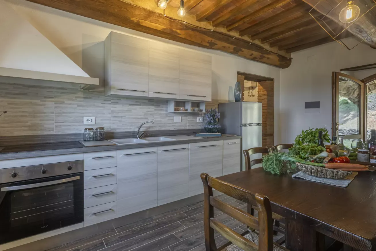 08-casetta-la-rossina-cucina-con-tavolo