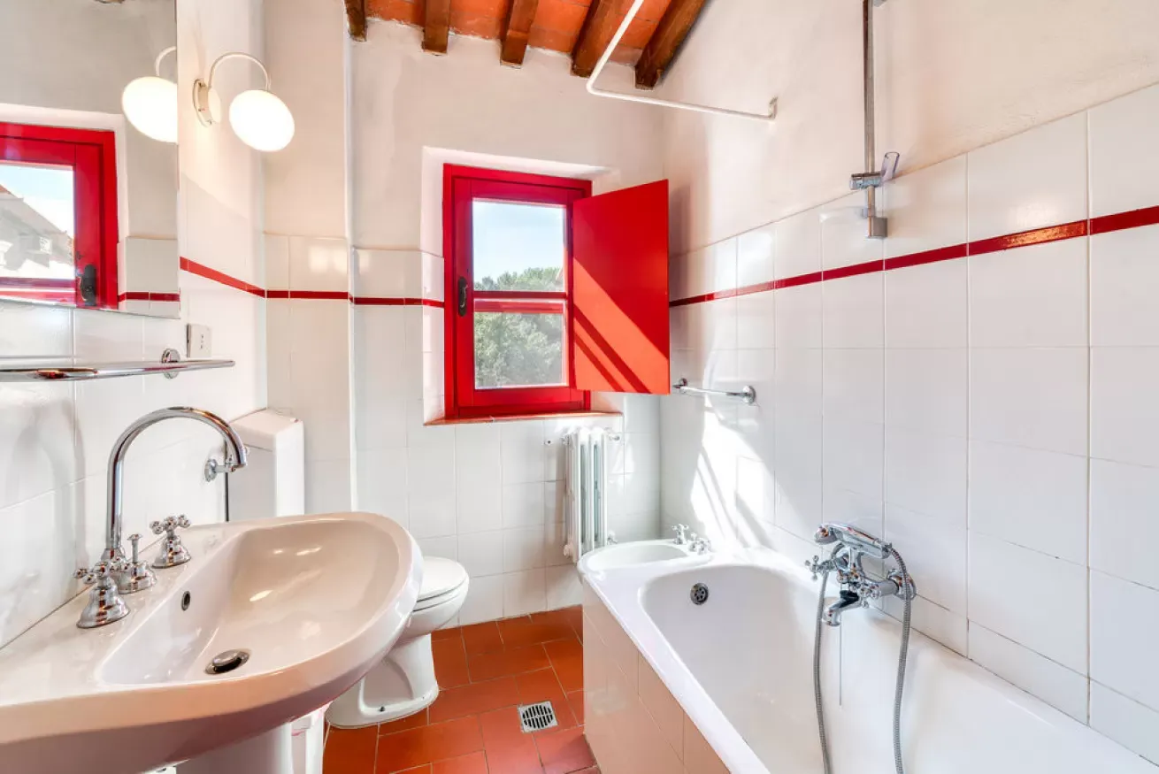 10-camberotti-bagno-rosso-lavabo