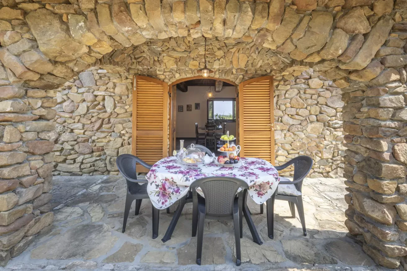 10-casetta-la-rossina-tavolo-esterno-in-pietra