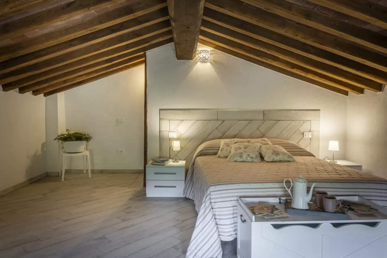 12-casetta-la-rossina-camera-matrimoniale-tetto-legno