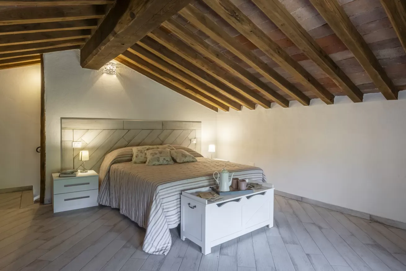 14-casetta-la-rossina-camera-letto-tetto-legno