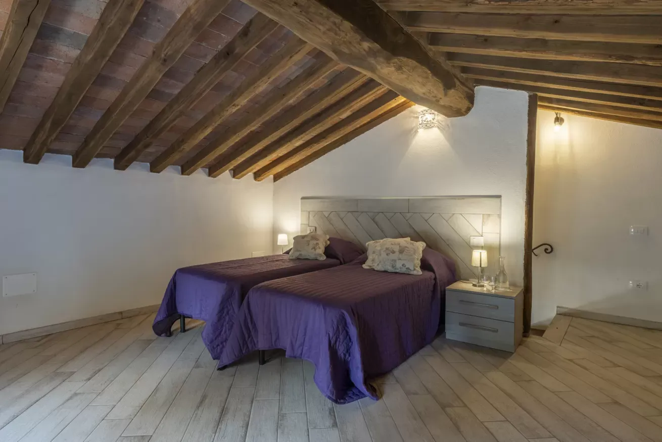 15-casetta-la-rossina-camera-doppia-letti-viola