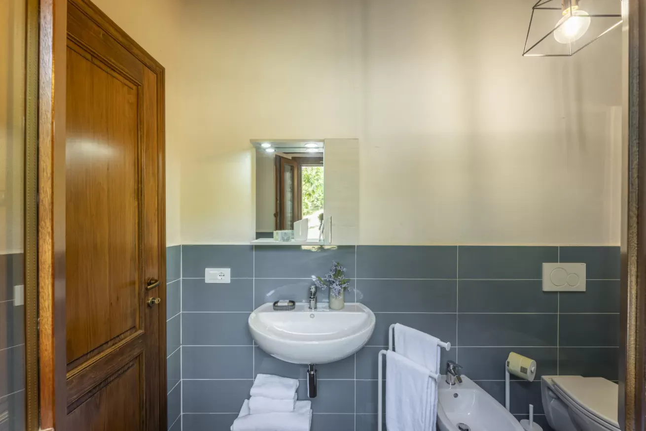 20-casetta-la-rossina-bagno-lavabo-porta-legno