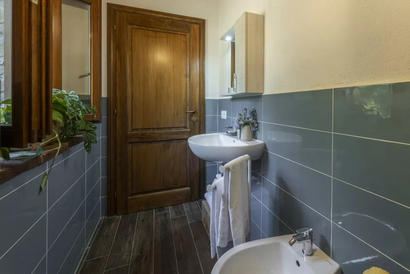 21-casetta-la-rossina-bagno-con-finestra