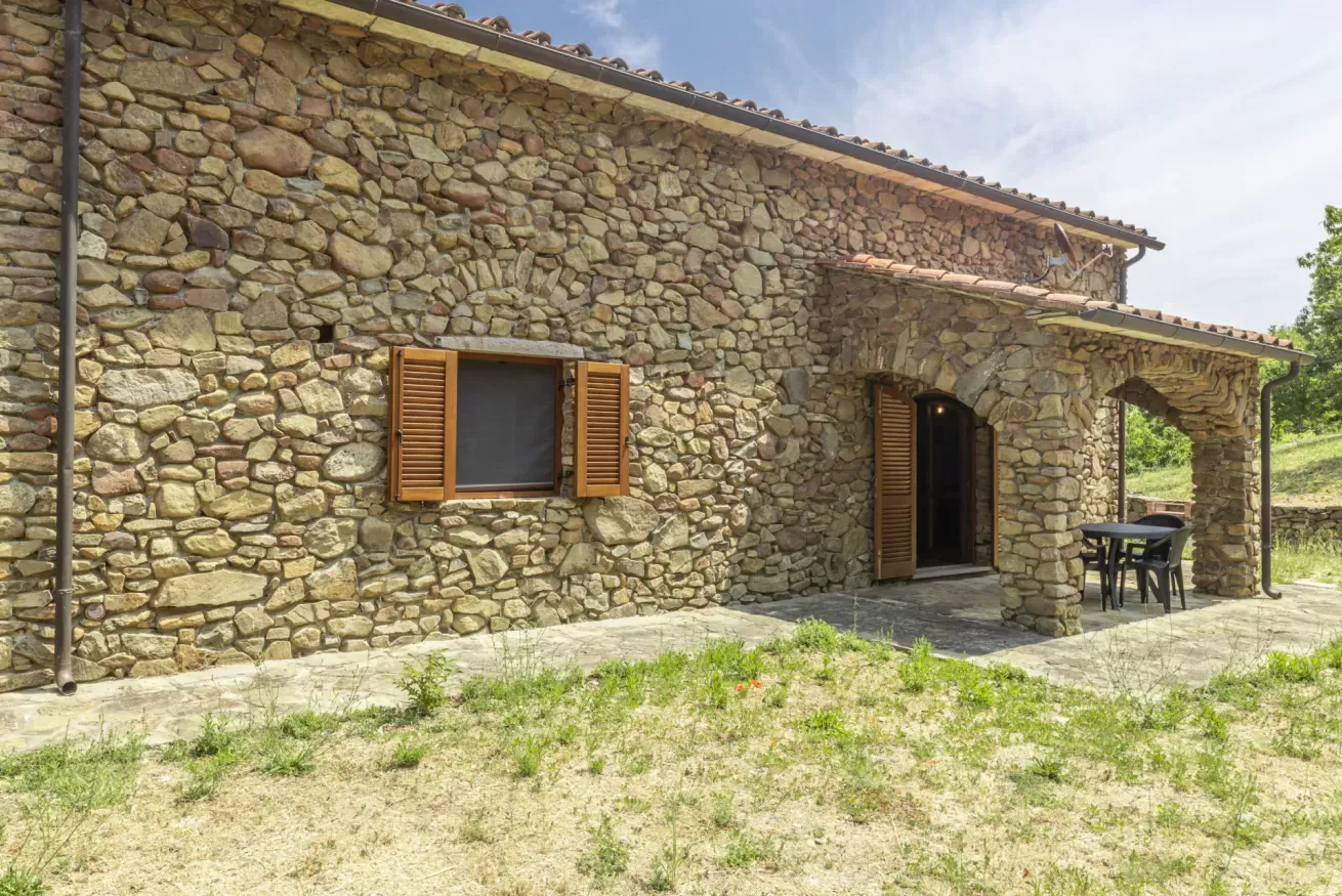 24-casetta-la-rossina-facciata-pietra-con-portico