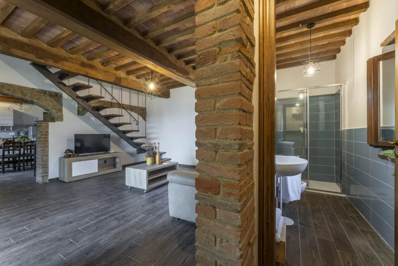 26-casetta-la-rossina-soggiorno-bagno-vista