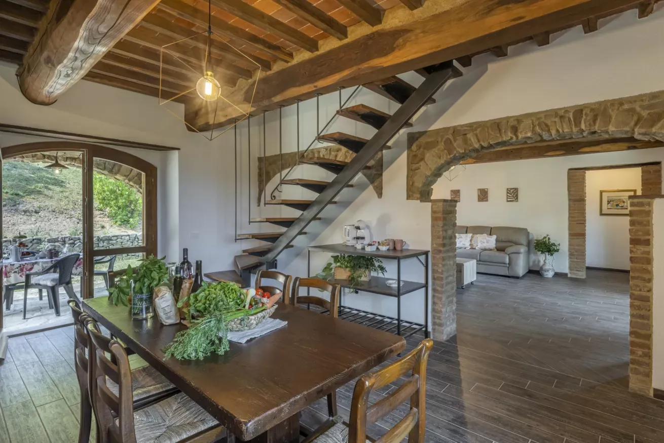 28-casetta-la-rossina-sala-pranzo-e-scala