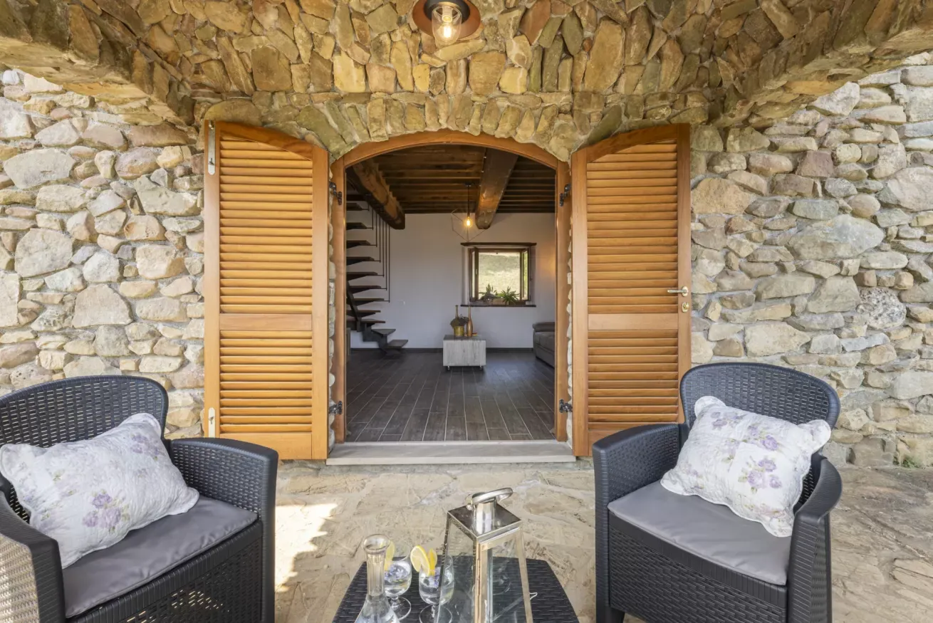 29-casetta-la-rossina-patio-ingresso-poltrone