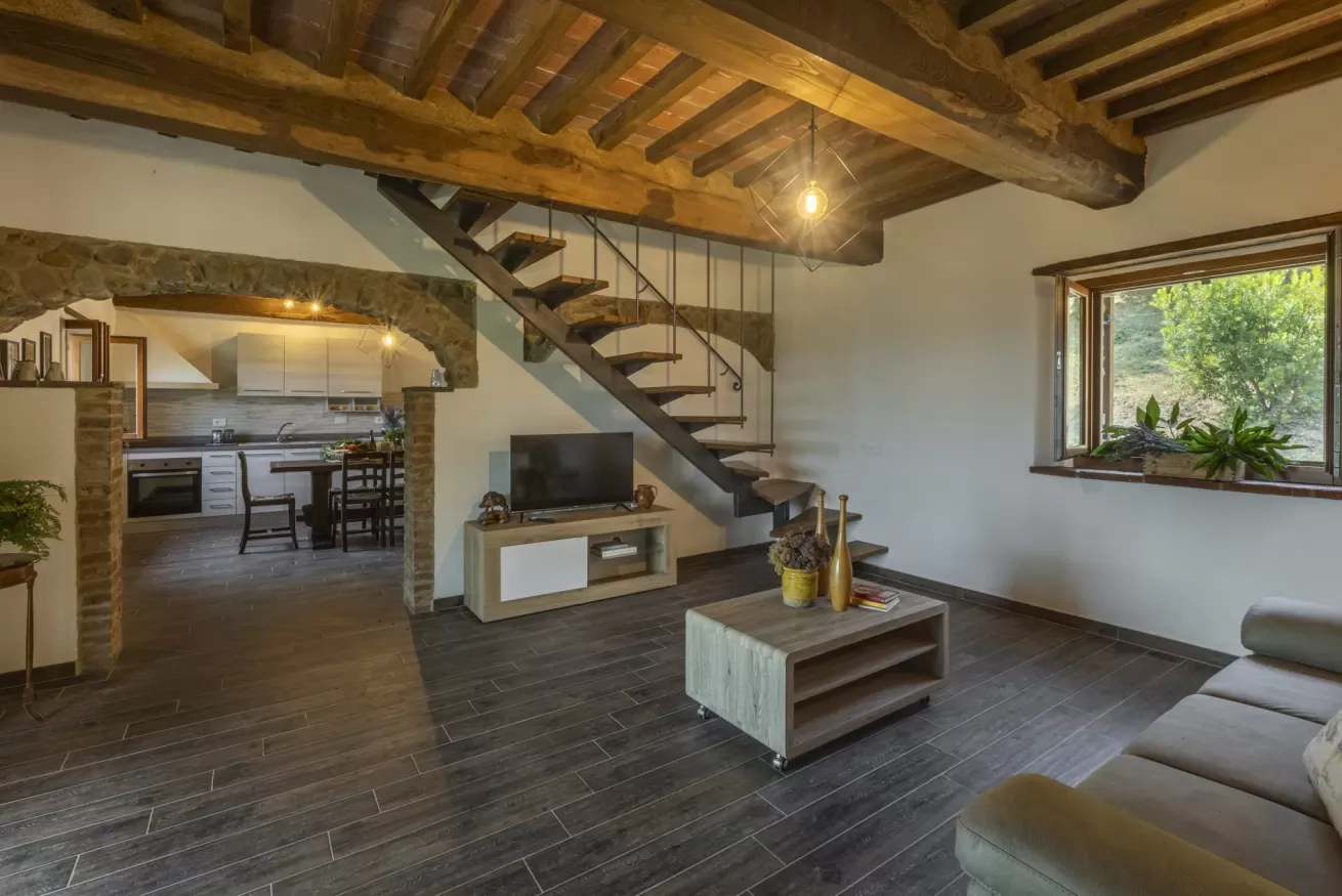 32-casetta-la-rossina-soggiorno-cucina-open-space
