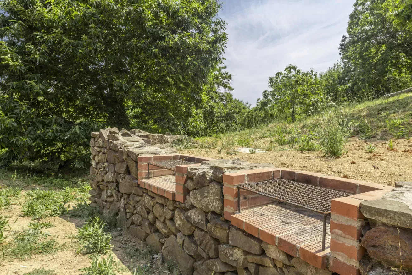 35-casetta-la-rossina-muretto-pietra-giardino