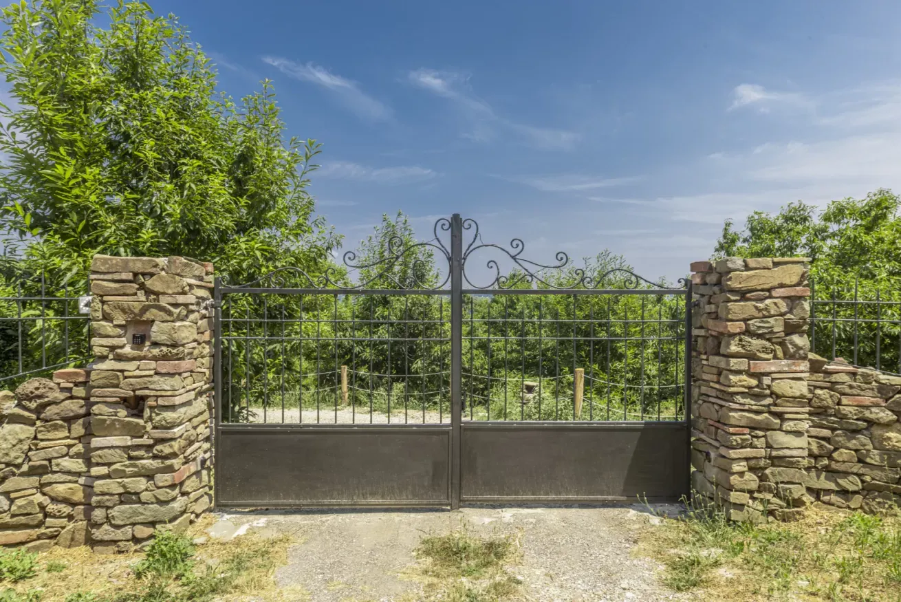 37-casetta-la-rossina-cancello-ingresso