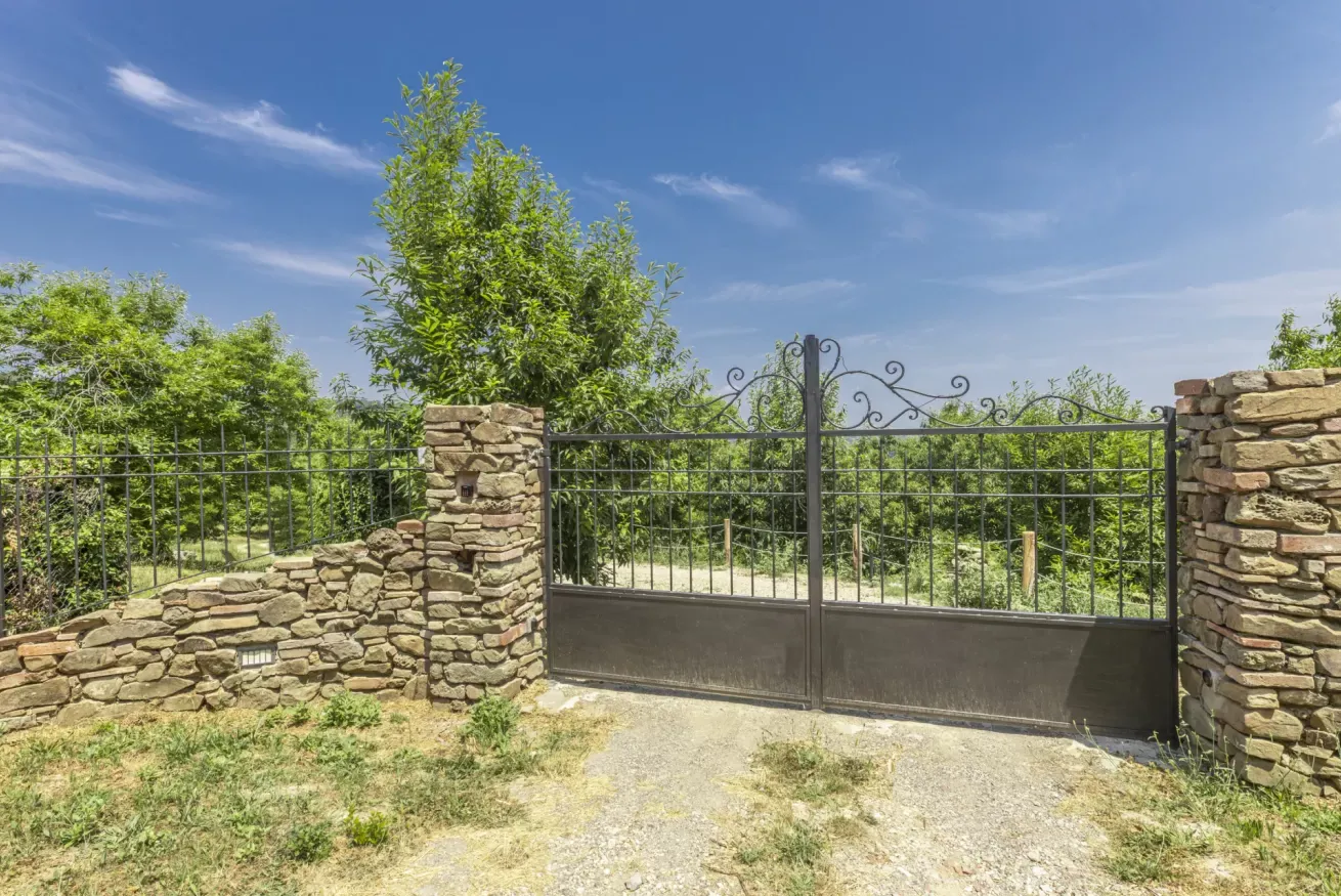 39-casetta-la-rossina-cancello-con-vista