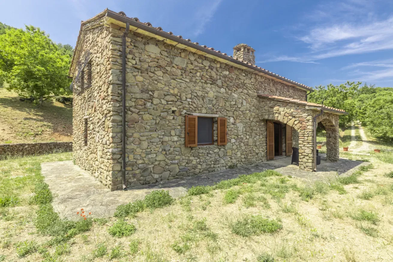 43-casetta-la-rossina-facciata-laterale-pietra