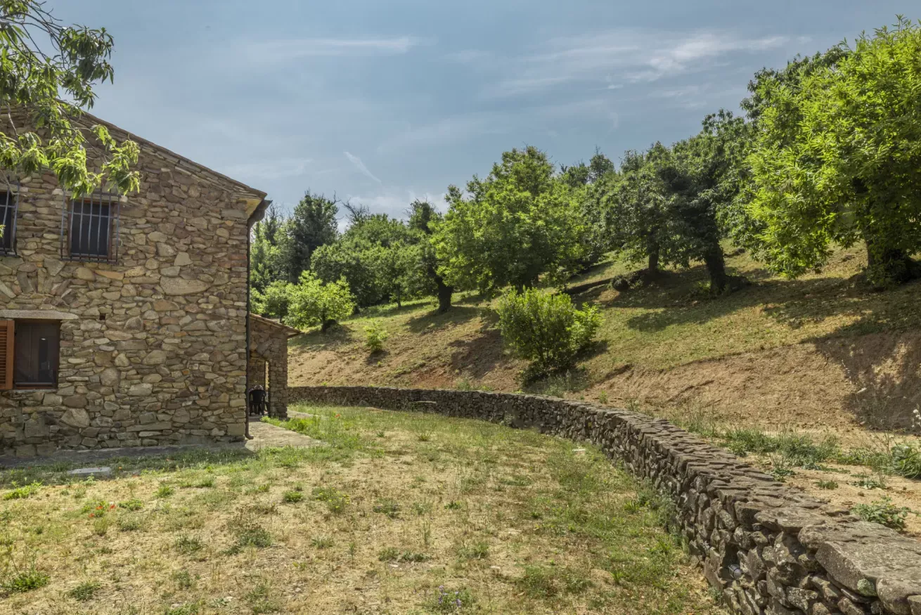 47-casetta-la-rossina-giardino-laterale-muretto